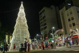 Próximo a entrada da Praça Ary Coelho está montada àrvore de Natal dourada. (Foto: Juliano Almeida)