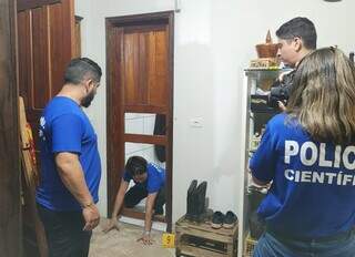 Peritos e policiais civis participam da reprodução simulada, dentro da casa onde Domingas foi assassinada (Foto: Divulgação/PCMS)