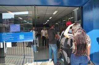 Pessoas aguardando em fila de agência onde ocorria mutirão do Desenrola (Foto: Paulo Francis)