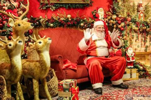Casa do Papai Noel e parada natalina encantam na Cidade do Natal