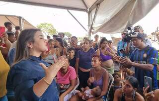 Prefeita conversou com moradores esta manhã e anunciou o plano de remoções e acesso a moradias (Foto: Jackeline Oliveira)