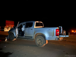 Caminhonete teve a frente destruída com o impacto do acidente. (Foto: Reprodução/Jornal da Nova)