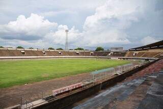 Abandonado, Estádio Morenão é retrato da situação do futebol em MS (Foto: Paulo Francis)