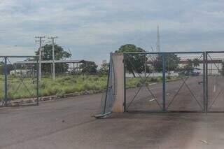 Portão derrubado dá livre acesso à estrutura que teve verba de R$ 30 milhões. (Foto: Marcos Maluf)