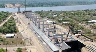 Ponte binacional sendo contruída entre Porto Murtinho em MS e o Paraguai (Foto: Toninho Ruiz)