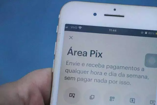 Cliente acessa área de transferências do Pix em aplicativo bancário instalado no celular. (Foto: Arquivo/Marcos Maluf)