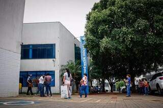 Fila em frente de agência da Previdência Social, em Campo Grande. (Foto: Arquivo/Campo Grande News)