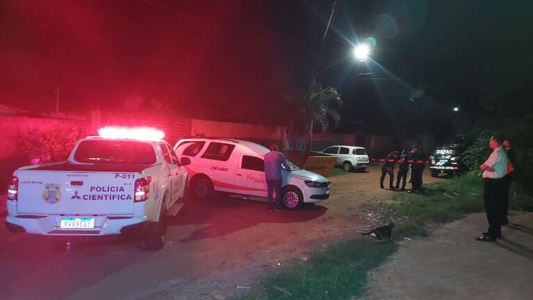 Homem morre em meio a fezes, lixo e animais vítimas de maus-tratos