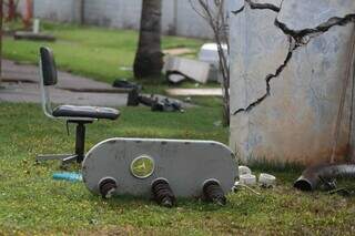 Cadeira jogada na grama e restos de transformador, (Foto: Marcos Maluf)