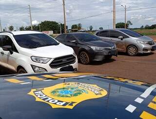 Os três carros apreendidos ontem em Dourados, entre eles a EcoSport (Foto: Divulgação)