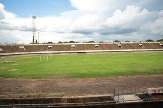 Estado atual do gramado do estádio Morenão (Foto: Alex Machado)