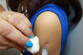 Adolescente recebe vacina contra a covid-19 em unidade básica de Campo Grande. (Foto: Demilson Secreta/Sesau)