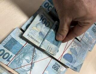 Parte das 1.000 notas de R$ 100 apreendidas com advogado (Foto: Reprodução)