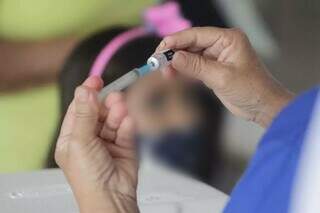 Criança espera para ser imunizada com a vacina da Covid, em Campo Grande (Foto: Marcos Maluf/Arquivo Campo Grande News)