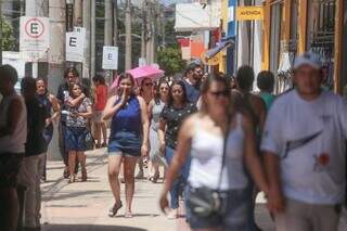 Consumidores andando no Centro de Campo Grande, em dezembro do ano passado (Foto: Marcos Maluf)