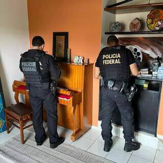 Policiais federais vasculham casa alvo de mandado (Foto: Divulgação)