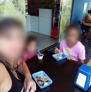 Mãe com as crianças em sorveteria de Sidrolândia. (Foto: Reprodução redes sociais)