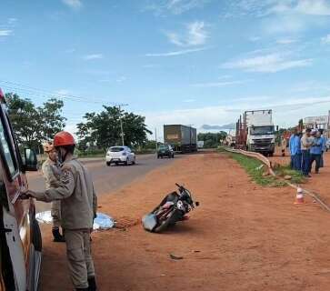 Motociclista para embaixo de carreta após colisão e morre em avenida