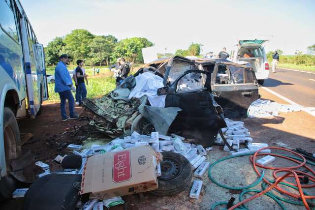 Motorista com carro lotado de cigarro morre em acidente com &ocirc;nibus