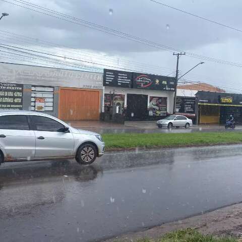 Tarde de s&aacute;bado come&ccedil;a com chuva em Campo Grande