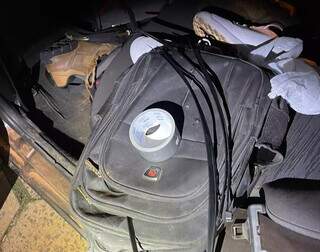 Mochila, silver tape e alguns tênis dentro do carro onde estavam integrantes de quadrilha (Foto: Divulgação | PCMS)