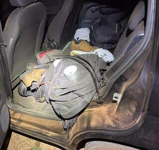 Objetos dentro do Fiat Uno que era ocupado por quatro dos suspeitos (Foto: Divulgação | PCMS)