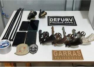 Armas, celulares, silver tape e braçadeiras apreendidas no carro dos suspeitos (Foto: Divulgação | PCMS)