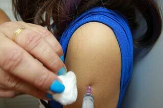 Mulher recebe vacina durante plantão da Sesau, em Campo Grande (Foto: Divulgação)