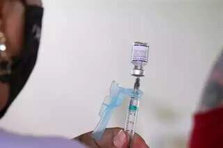Enfermeira segurando ampola de vacina. (Foto: Arquivo/Campo Grande News)