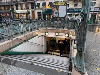 Estação do metrô Place de Clichy, localizada no centro de Paris, uma boa dica é não aeitar ajuda, muito menos pedir ajuda, porque você poderá ser vítima de golpe - Foto: Paulo Nonato de Souza