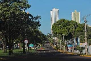 Avenida Afonso Pena em Campo Grande com céu aberto na manhã deste sábado (Foto: Paulo Francis)