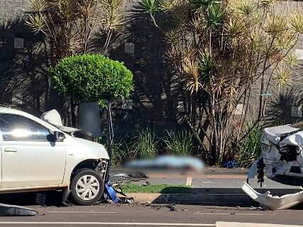 Mulher morre em colisão entre carro e moto na Antônio Maria Coelho