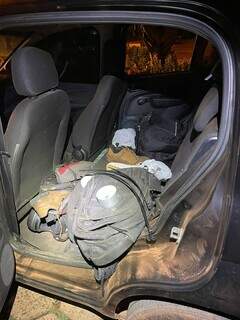 Objetos dentro de Fiat Uno ocupado por quatro dos suspeitos (Foto: Divulgação | PCMS)