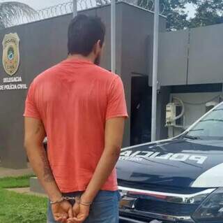 Suspeito no momento em que foi preso pela Polícia Militar em Nioaque (Foto: Divulgação)