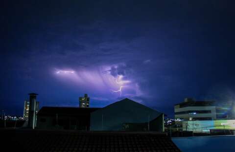 Campo Grande tem tempestade e noite com recorde de 7 mil raios 