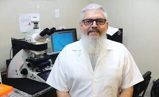 Professor Luiz Eduardo Roland Tavares, em laboratório da UFMS (Foto: Divulgação)