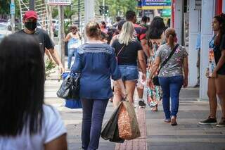 Movimentação de consumidores na região central de Campo Grande (Foto: Henrique Kawaminami)