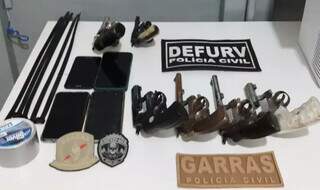Armas e celulares apreendidos com suspeitos (Foto: PCMS/Divulgação) 