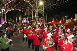 Banda Municipal vestida de vermelho em alusão ao Natal levam música para eventos natalinos (Foto: Arquivo/Juliano Almeida) 