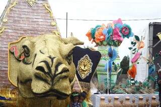 Alegoria de uma das escolas de samba que foi usada em desfile deste ano em Campo Grande (Foto: Arquivo/Alex Machado)