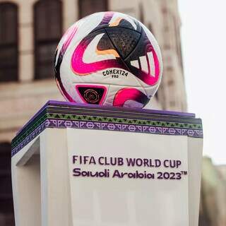 Bola que será usada no Mundial de Clubes 2023 sediado na Arábia Saudita (Foto: Divulgação/FIfa)
