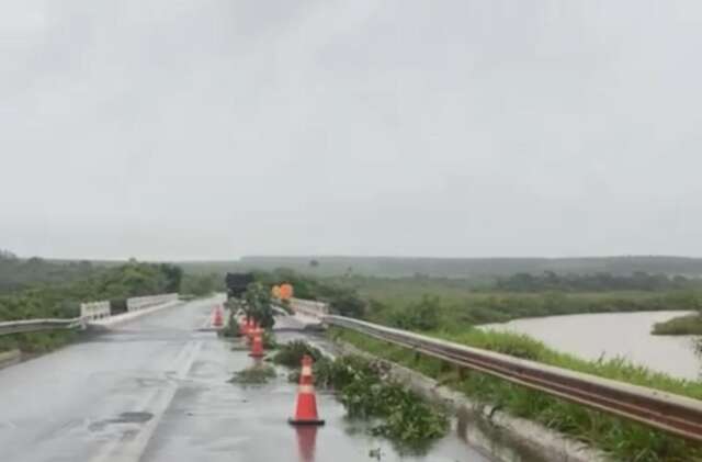 Chuva forte danifica estrutura e ponte &eacute; interditada na rodovia MS-295