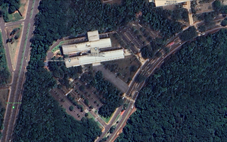 Imagem aérea do Palácio Guaicurus, sede da Assembleia Legislativa mostra densa vegetação nativa em torno do prédio e estacionamento (Foto: Google Earth)