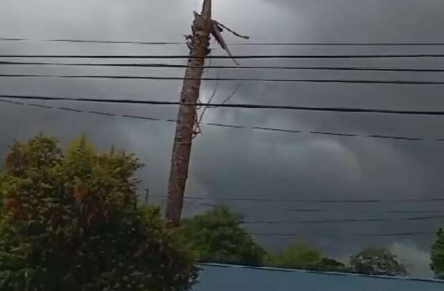 Com alerta de tempestade, tarde de domingo vira noite e chuva chega forte 