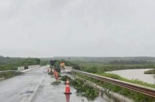Ponte sobre o Rio Jogui, na MS-295, foi parcialmente interditada neste domingo.