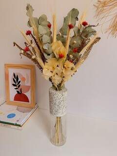 Vasos de granilite com flores secas são um dos itens decorativos da loja. (Foto: Arquivo pessoal)