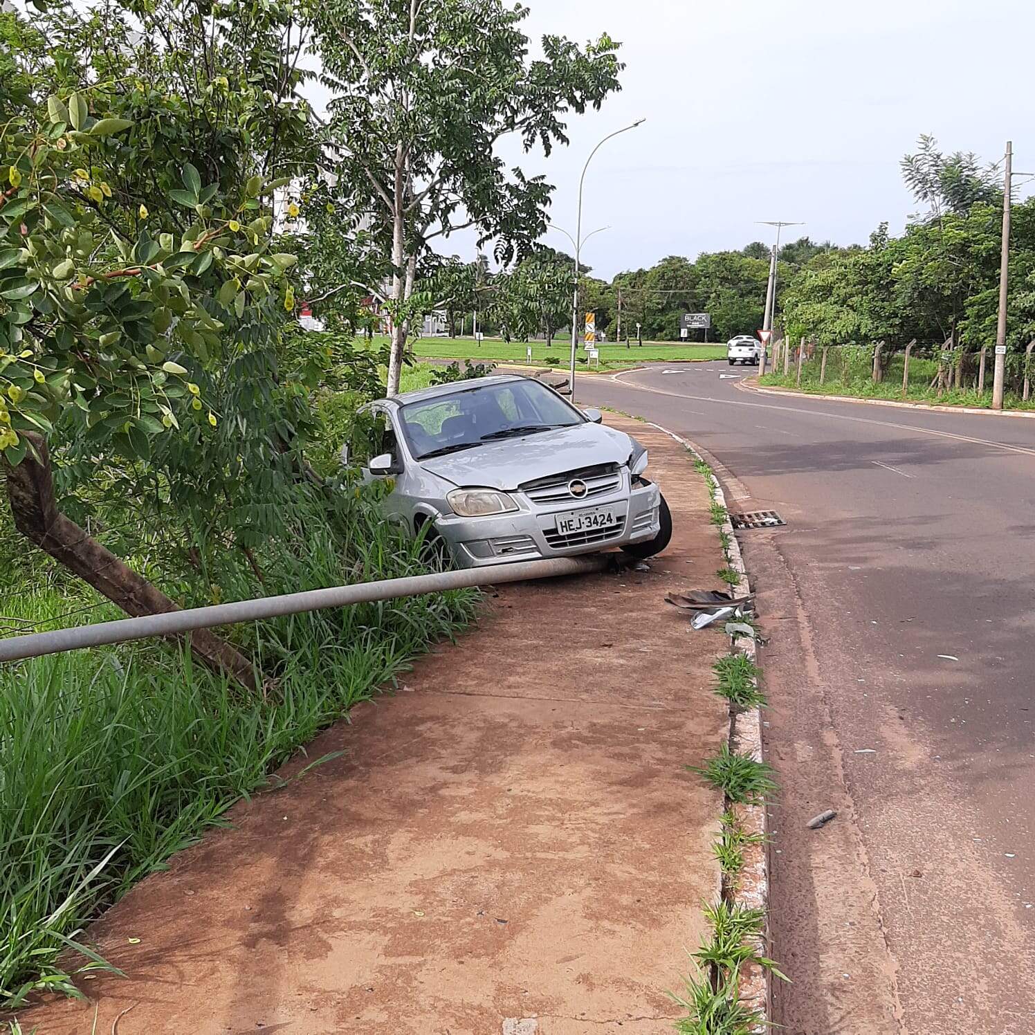 Motorista abandona carro após bater em poste de luz em avenida da Capital 