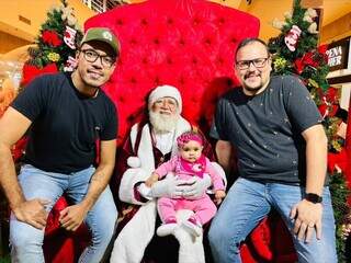 Casal levou a filha Isis Giovana para visita o Papai Noel. (Foto: Arquivo pessoal)