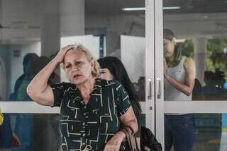 Dona Julia Prado inconsolada com as portas fechando antes de conseguir colocar a neta para dentro da prova (Foto: Marcos Maluf)