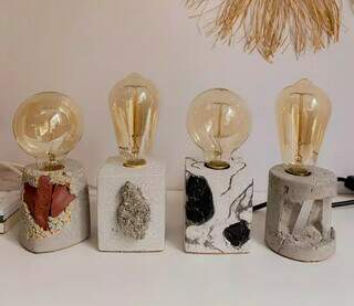 Luminárias de jasper, pirita e selenina feitas com técnica de granilite. (Foto: Arquivo pessoal)